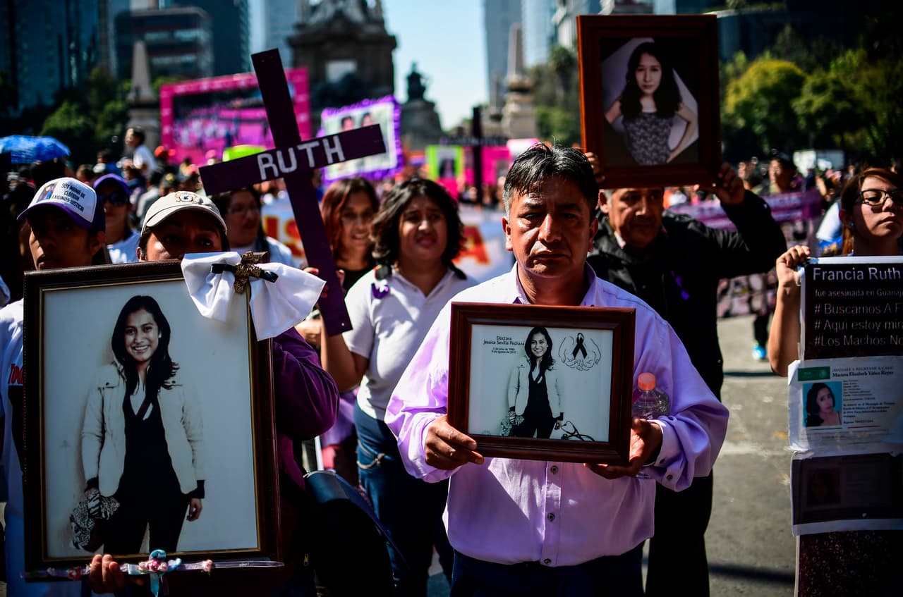 Parientes y amigos de mujeres asesinadas en México participan en una protesta en el Día Internacional para la Eliminación de la Violencia contra la Mujer en la Ciudad de México.