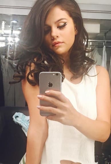 Hasta en sus selfies se nota con más confianza y plena que nunca.