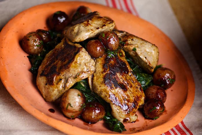 Lomo de cerdo con cebollitas de cambray.
