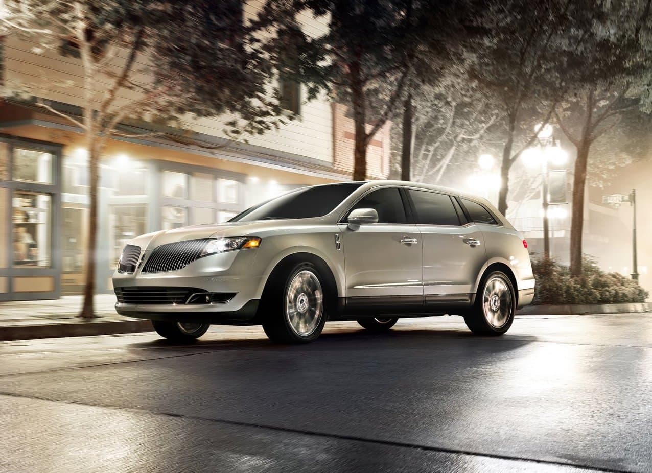 <b>Lincoln MKT</b>
<br>
<br>Otro modelo de Lincoln que desaparece, pero que renace como el fénix. Esta crossover con tres filas de asientos deja vía libre a la totalmente nueva Aviator.
<br>