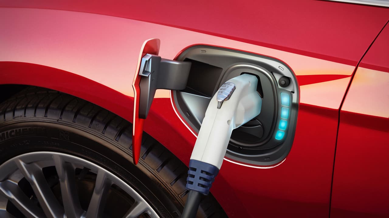 Los vehículos eléctricos han acaparado los titulares de la prensa automotriz como ningún otro tipo de vehículo, pero la atención mediática no se ha traducido necesariamente en mayores ventas. los expertos piensan que esa situación va a cambiar muy pronto y cuando eso ocurra los constructores tendrán ya preparada una interesante flotilla de vehículo que va a crecer considerablemente en el año que comienza. Conoce cuales son los autos eléctricos con los que los fabricantes reciben al año 2018.