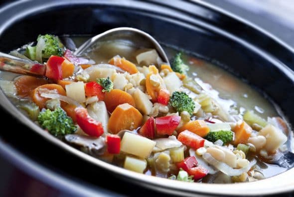 Enciende la olla y ponla al máximo. Una vez que el líquido hierva, baja el calor al mínimo. Déjala así durante varias horas o todo el día.