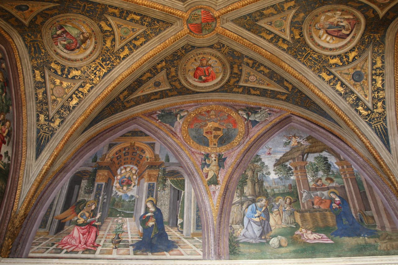 <b>Museo del Vaticano.</b> Tiene una extensa colección de importantes obras de arte y esculturas clásicas curadas por los Papas durante muchos siglos. Puede realizar un recorrido virtual por los terrenos del museo y ver exhibiciones icónicas, incluido el techo de la Capilla Sixtina de Miguel Ángel. 
<b><a href="http://www.museivaticani.va/content/museivaticani/en/collezioni/musei/cappella-sistina/tour-virtuale.html" target="_blank">Para recorrer este museo haga click aquí </a></b>
<br>