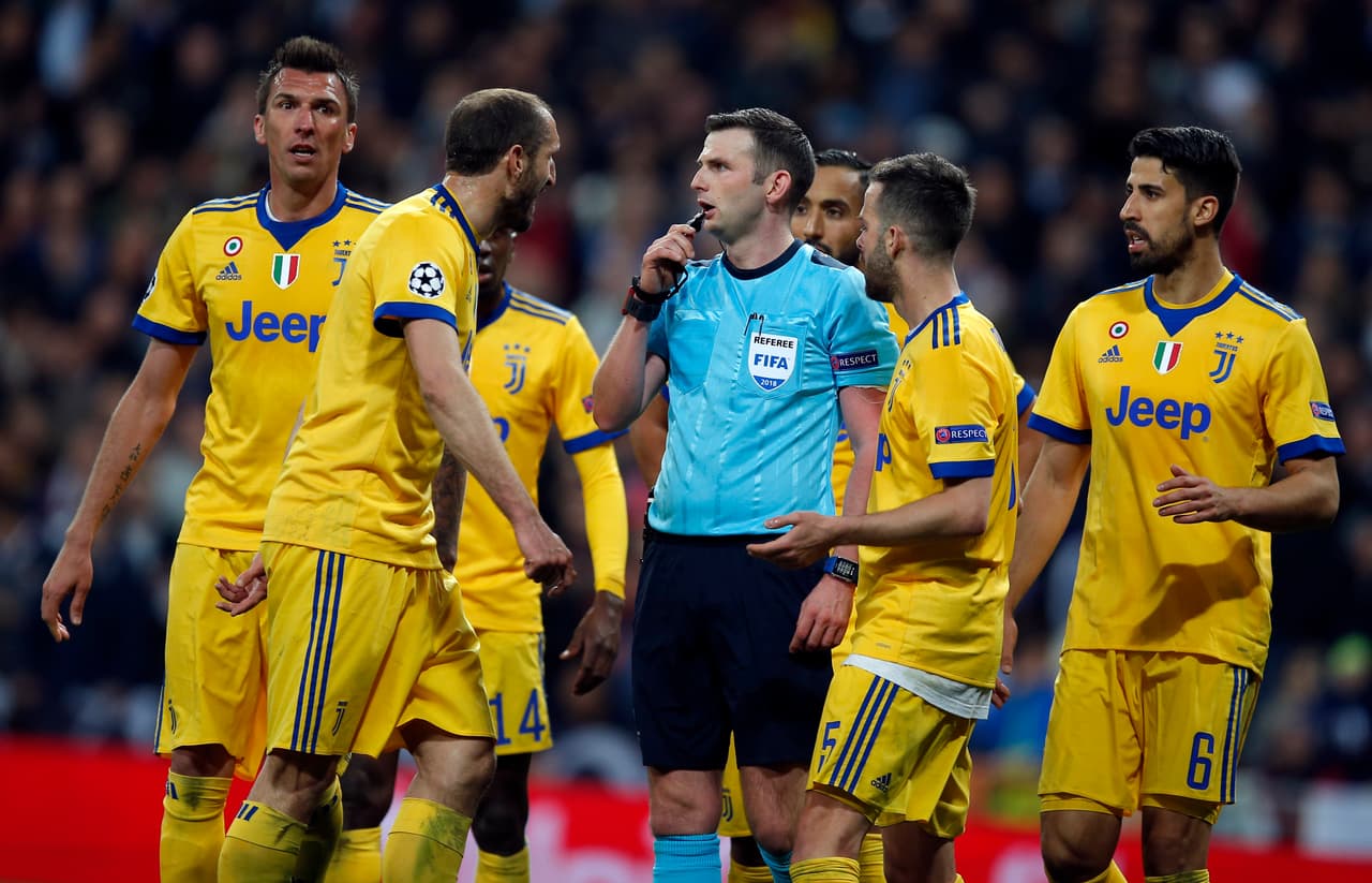 Su decisión de señalar el penalti, que al final desembocó en la eliminación de Juventus, lo puso en el centro de atención por parte de los tifosi.