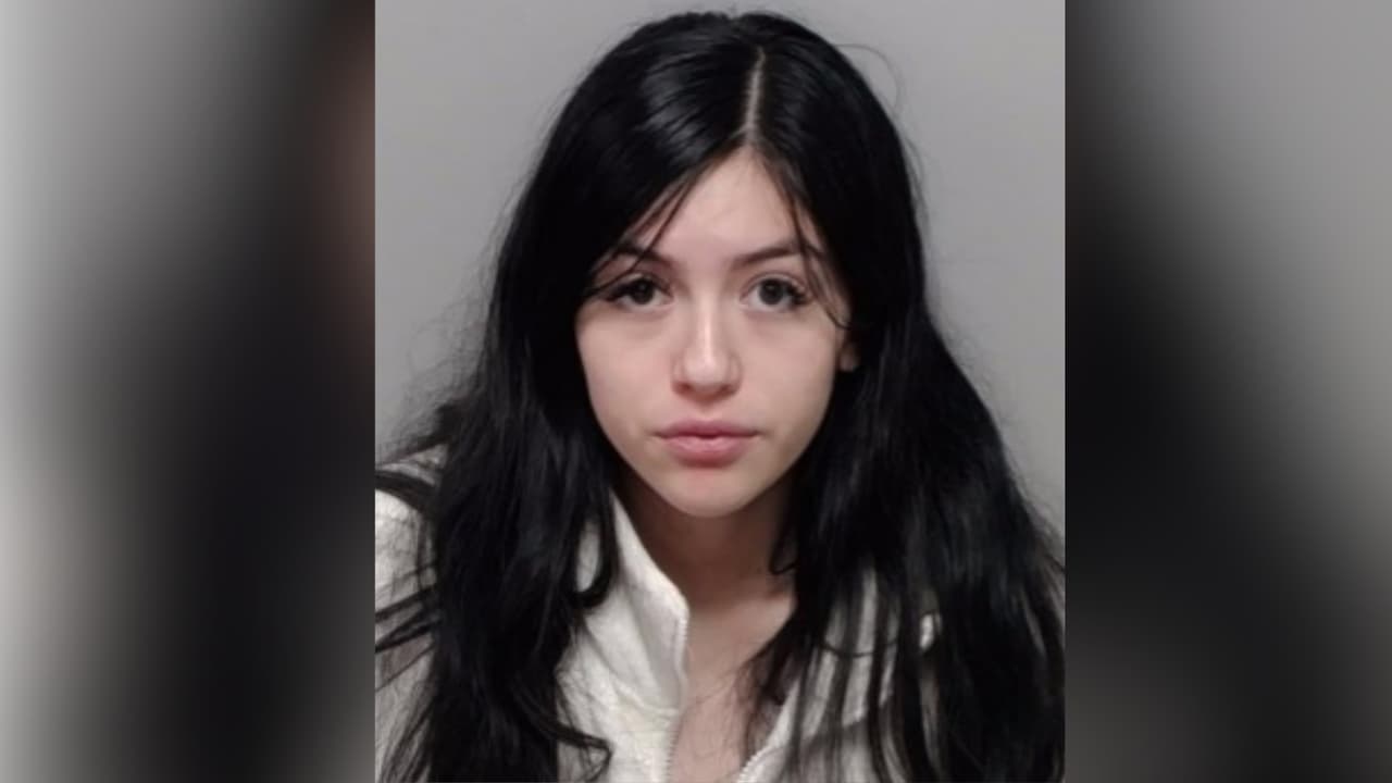 Acusan a madre adolescente de abandonar a su bebé con un desconocido en una parada de autobús en San Antonio