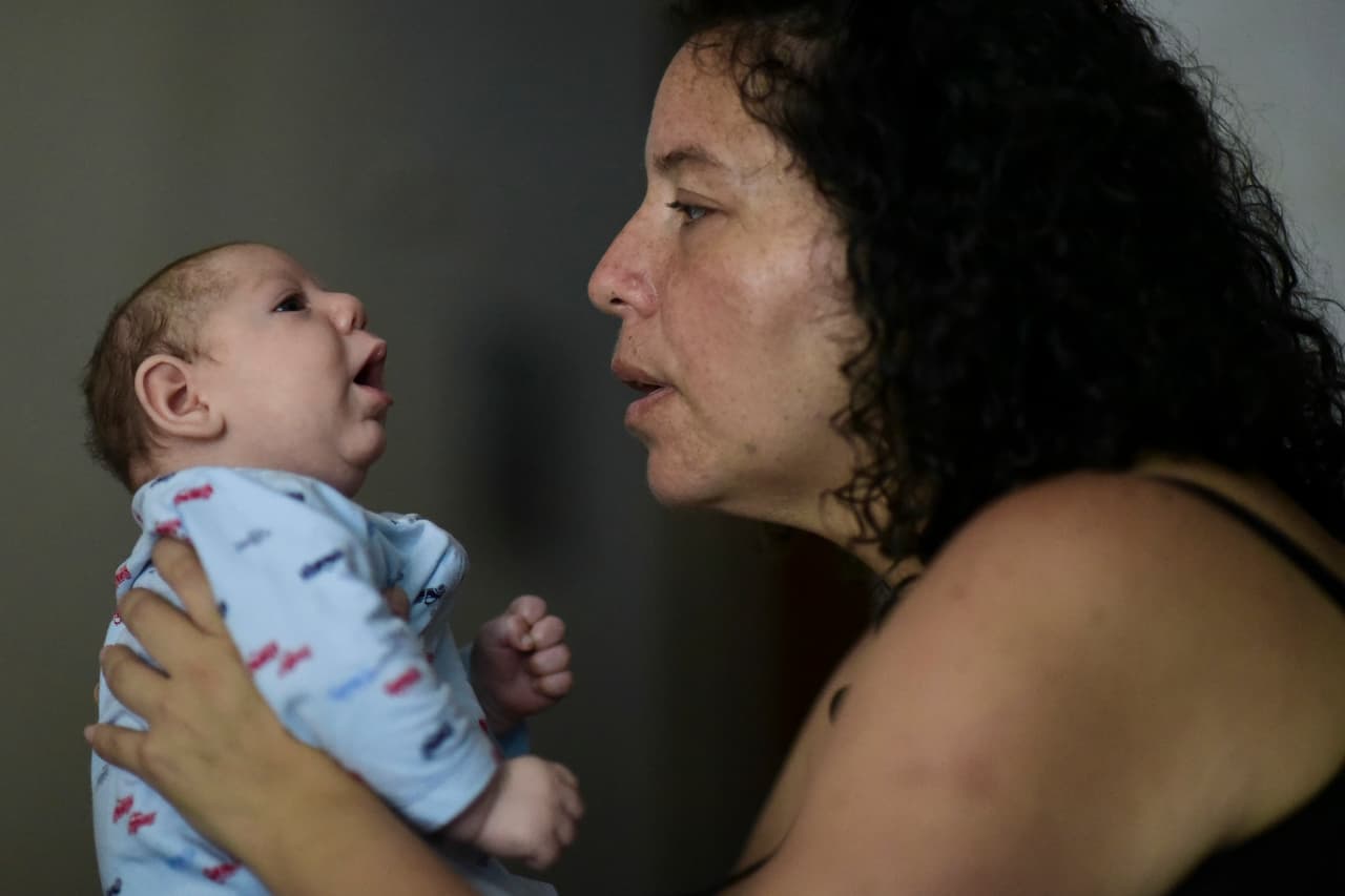 Este año, la emergencia por el virus del Zika puso el foco en los derechos reproductivos de la mujer. El 
<a href="http://www.univision.com/noticias/virus-del-zika/marco-rubio-se-opone-a-los-abortos-de-mujeres-infectadas-con-zika"><u>senador Marco Rubio</u></a> aseguró el pasado agosto en su estado de Florida —justamente donde se registraron los primeros casos locales del país— que desaprobaba el aborto, incluso en aquellos casos en los que las madres se contagiaran con zika y tuviesen motivos para pensar que sus bebés nacerían con 
<a href="http://www.univision.com/noticias/microcefalia/como-el-zika-ataca-el-cerebro-de-los-bebes-la-microcefalia-es-solo-la-punta-del-iceberg"><u>microcefalia severa</u></a>, una de las malformaciones congénitas más visibles resultantes de la infección durante el embarazo. Fue precisamente 
<a href="http://www.univision.com/noticias/virus-del-zika/la-pugna-politica-por-los-anticonceptivos-y-el-aborto-detiene-a-los-fondos-para-controlar-el-zika"><u>la pugna en torno al aborto y los anticonceptivos</u></a> lo que retrasó la aprobación de fondos para controlar el zika en el Congreso. 
<b>"Nunca habíamos tenido una enfermedad transmitida por mosquito que causara un defecto de nacimiento”</b>, dijo el director de los Centros para el Control y la Prevención de Enfermedades (CDC), Tom Frieden. “Por eso es que esto es tan serio. La clave es proteger a las embarazadas”.