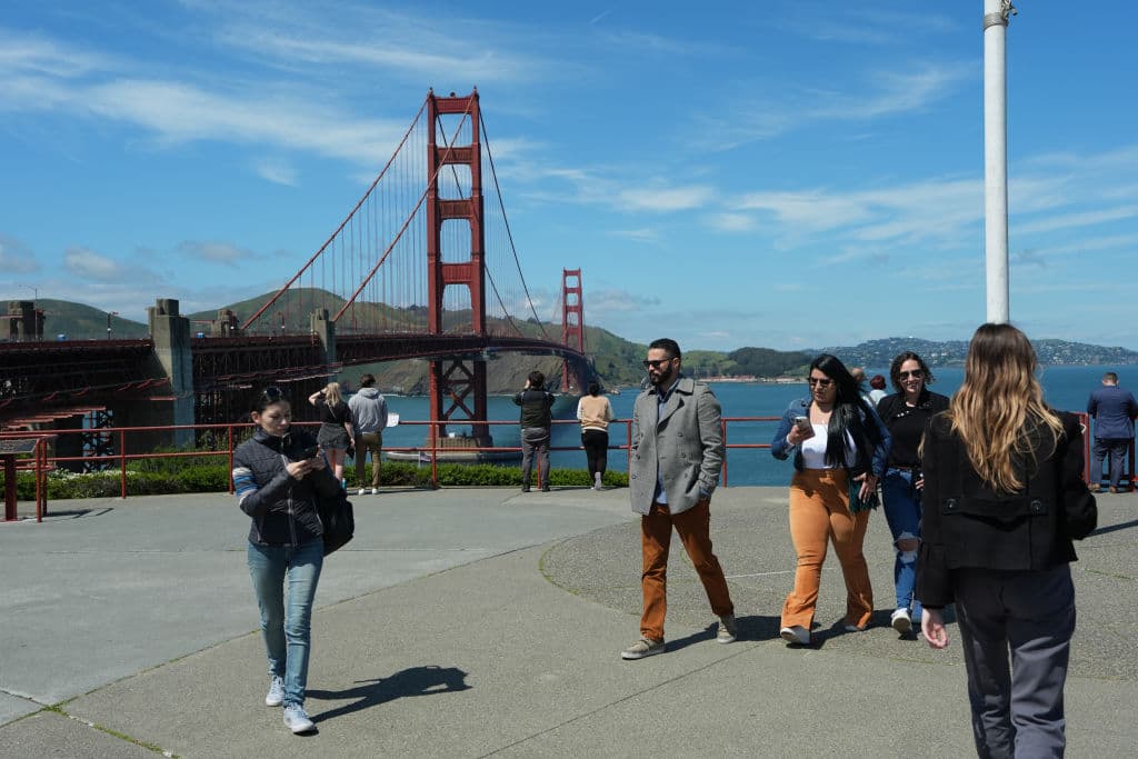 Es importante mencionar que el Puente Golden Gate no es solo una estructura funcional, sino también un importante hito cultural y turístico.