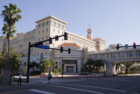 Según Buzzy Jackson , corresponsal del periódico The Boston Globe, nunca hay un buen momento para empezar una nueva religión, ya que si bien los peligros comunes que se utilizaban en el pasado incluían apedreamiento o crucifixión, los profetas de hoy en día uno se enfrentan a un nuevo obstáculo, como es la comprobación de los hechos. Jackson dice que el libro de Lawrence Wright, Going Clear " Scientology, Hollywood & Prison of Belief, es apasionante, y finalmente trágico y que lo que revea acerca de la organizac ión, cuya sede se encuentra en Clearwater, Florida, va a molestar a todo el que lo lea. En la lista de celebridades que abrazan esta religión, fundada por L. Ron Hubbard, se encuentran John Travolta, Kirstie Alley, Beck, Will Smith, and Greta Van Susteren, entre otros. Wright, ganador de un Premio Pulitzer, indica en su libro que aunque solo hay de 25,000 a 30,000 miembros activos, la iglesia tiene $1 billion en activos líquidos, una figura que eclipsa los bienes de la mayoría de las mayores religiones del mundo.