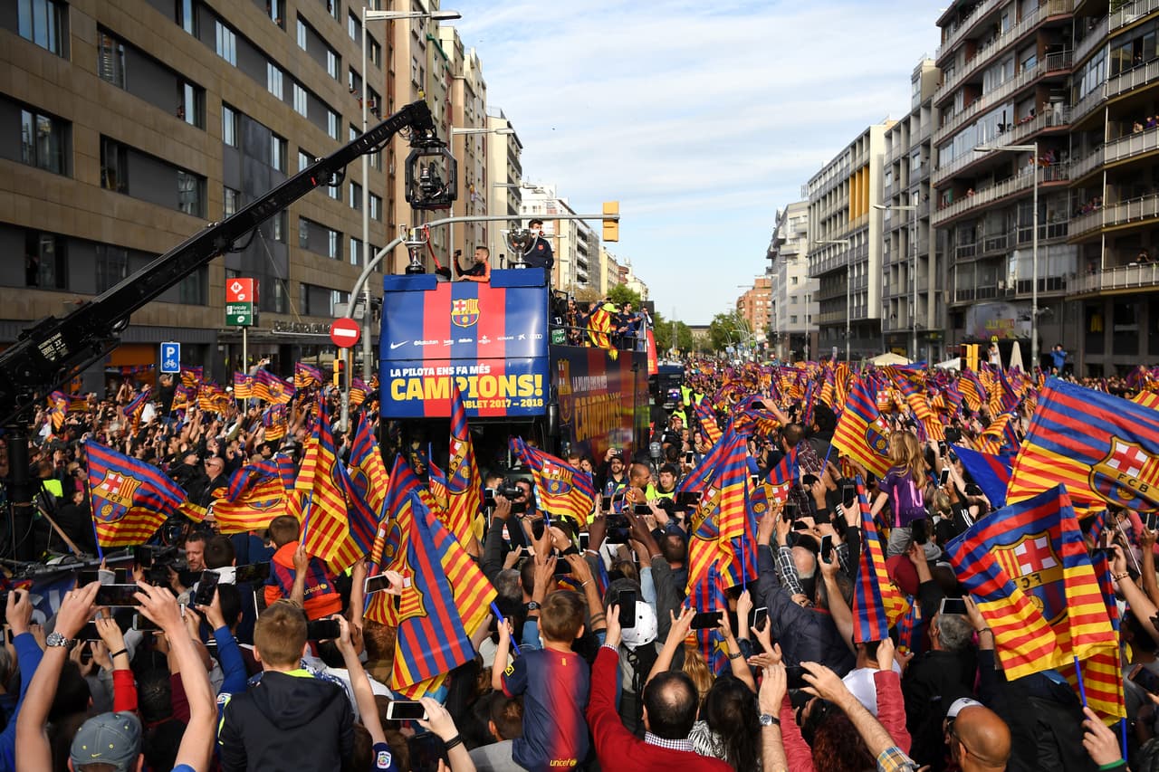 Barcelona celebró el octavo doblete de su historia con un recorrido urbano, festejo que congregó durante dos horas a decenas de miles de aficionados culés, entregados a un equipo que ganó Liga y Copa.