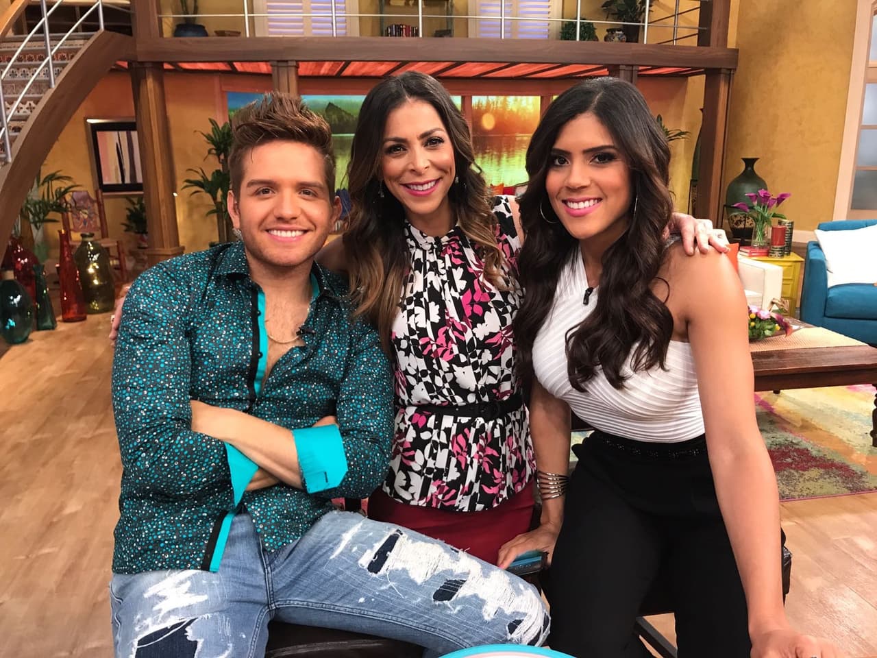 El 'cachi' viernes llegó, El Dasa disfrutaba de la compañía de Lourdes Stephen y Francisca Lachapel.