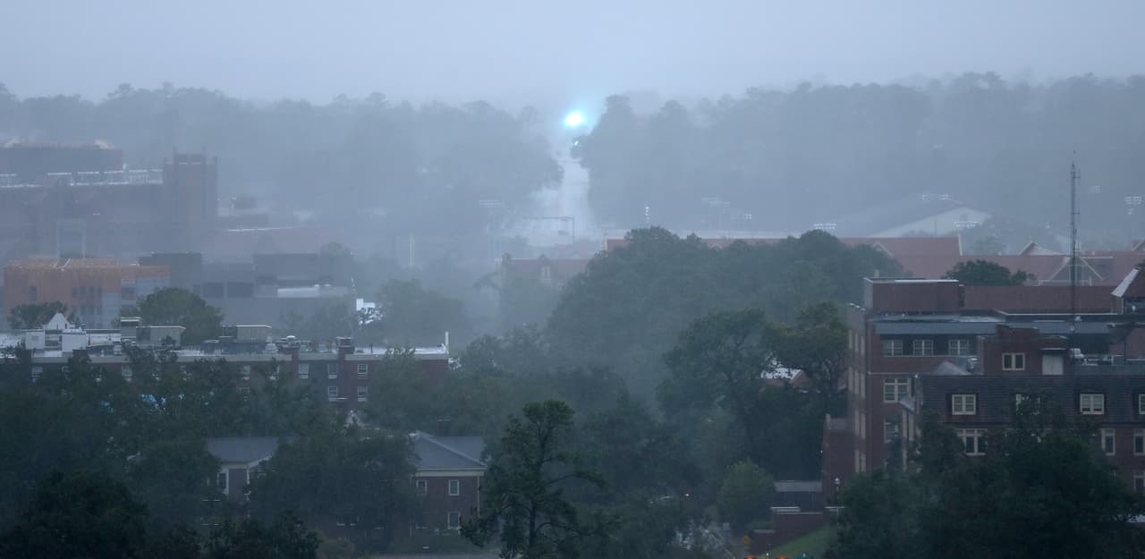 Un transformador eléctrico explota cerca del campus de la Florida State University en Tallahassee, la capital. Según un reporte de Reuters, más de 162,000 hogares y negocios en Florida, Georgia y Alabama quedaron sin energía después de la llegada de Michael.