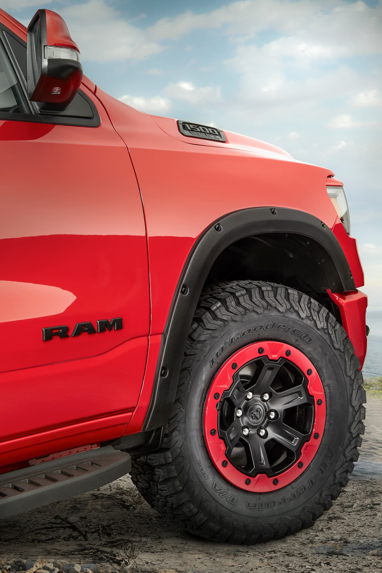 Tiene 
<b>salpicaderas negras </b>para protección en caso de manejo todoterreno. Al abrir la puerta, los ocupantes se encontrarán con estribos laterales adornados con una placa de aluminio cepillado y apoyo antiderrapante que facilita la maniobra de ingreso a la cabina después de haber caminado por terrenos fangosos o lodosos. 
<br>Para conservar limpio el piso del habitáculo se pueden elegir 
<b>nuevos tapetes</b> Mopar con canales profundos y bordes altos para conservar el agua y todo tipo de residuos.