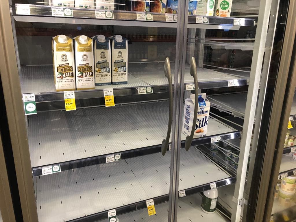 El miércoles varios días después de que los meteorólogos le informaran a la comunidad que ya no había de qué preocuparse, todavía se encontraban vacíos o casi vacíos, los estantes de los supermercados.
<br>