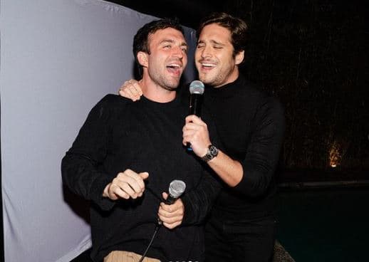 Además, la fiesta no necesitó de grandes bandas que la musicalizaran, ya que el mismo Boneta junto a sus invitado se encargaron de ello por medio de un karaoke. En la foto se aprecia al actor mexicano a dueto con su mánager, Josh Gilck, quien también es socio en la agencia de talentos Grandview.