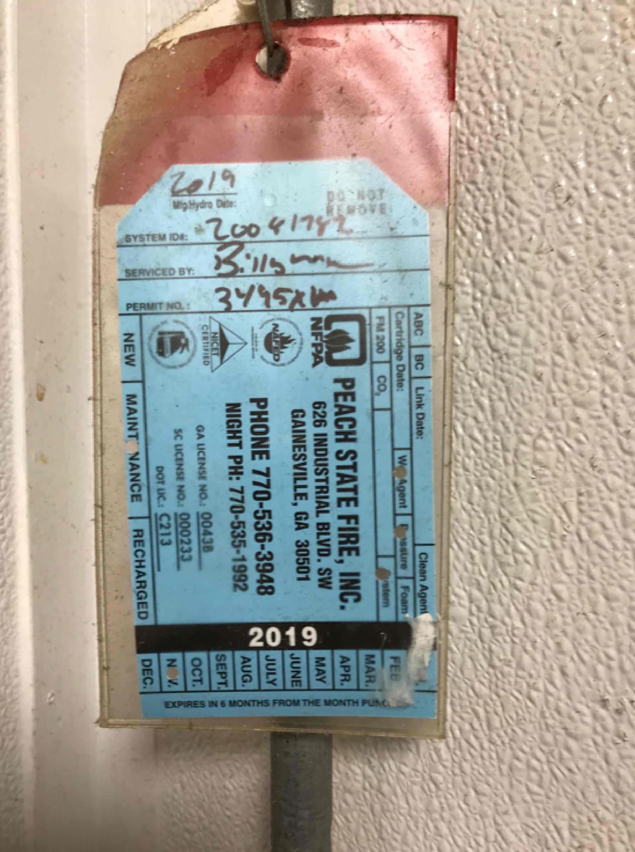 Extintores sin revisión.