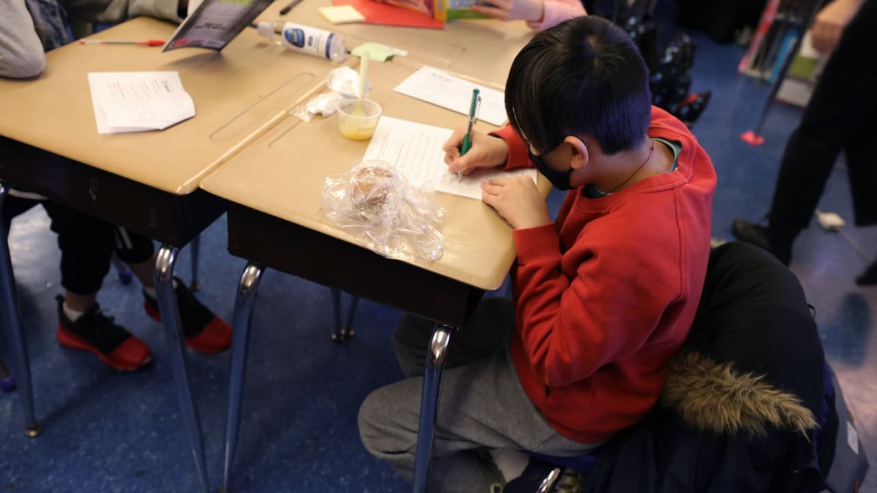 Nueva York levanta el uso de mascarillas en las escuelas; la ciudad aún no toma una decisión 