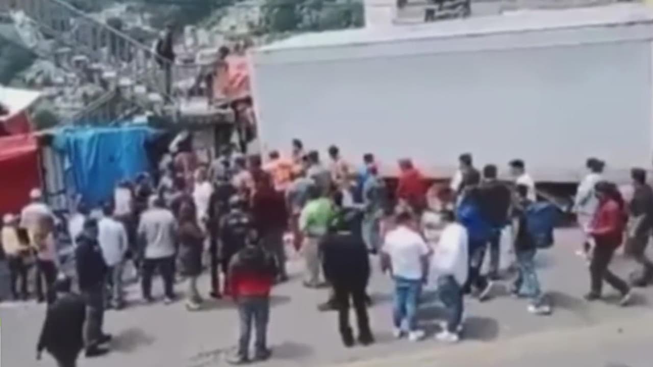 <b>Toda una familia murió al ser embestida por un camión: sus cuerpos quedaron debajo del vehículo</b>
<br> 
<br>El camión terminó estrellándose contra un puesto de comida en la calle en México. Cinco personas murieron. 
<br>
<br>Entre las víctimas no solo están los trabajadores del lugar sino una cliente. El chofer asegura que se quedó sin frenos y no pudo impedir el accidente.