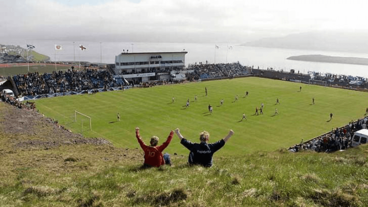 <b>Svangaskard (Islas Feroe)</b>
<br>Todos los aaficionados pueden disfrutar de la práctica del futbol desde el lugar que más cómodo les parezca.