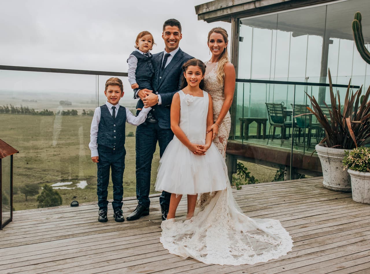 Luis Suárez y Sofía Balbi renovaron sus votos matrimoniales, esta vez, en presencia de sus tres hijos: Delfina, de 9 años; Benjamín, 6, y Lautaro, de 1.