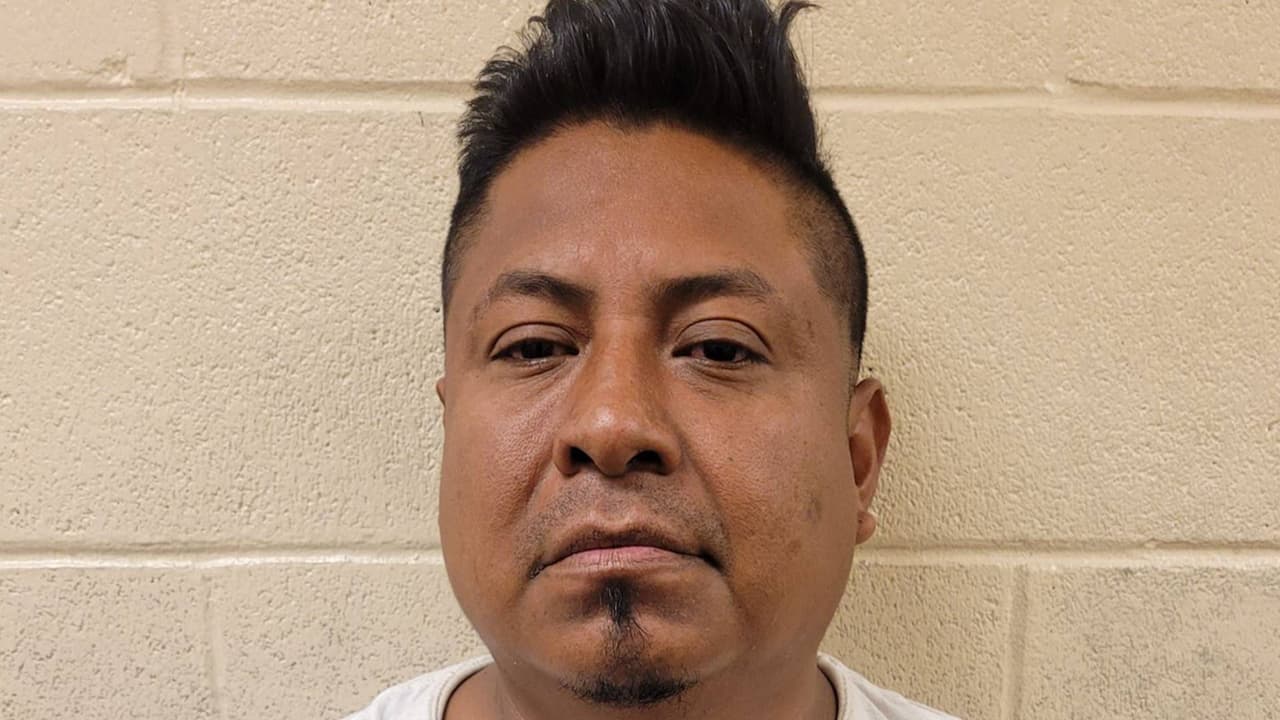 Los agentes de la estación de Tucson arrestaron a tres ciudadanos mexicanos cerca de Arivaca. En el gupo venía Herber Velasquez-Bravo. En 2008, fue condenado por delito grave de agresión doméstica en presencia de un niño en Indiana. Enfrenta cargos criminales por reingreso irregular.