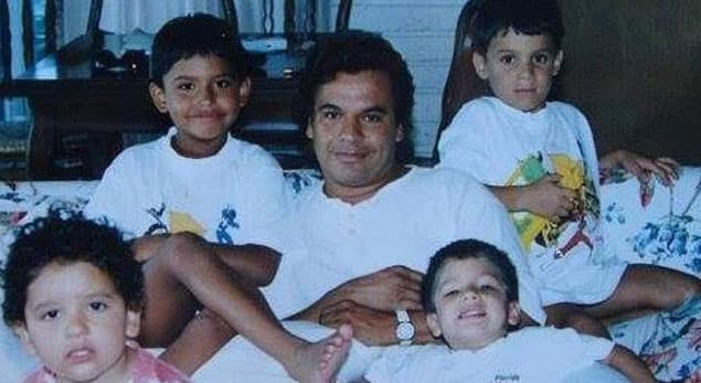 No podíamos olvidar al ‘Divo de Juárez’,
<b>Juan Gabriel</b>, quien aunque nunca estuvo casado, tuvo varios hijos. Cuatro de ellos, quienes hasta el día de su muerte siempre estuvieron a su lado, son
<b>Iván Gabriel, Joan Gabriel, Hans Gabriel </b>y
<b> Jean Gabriel</b>.