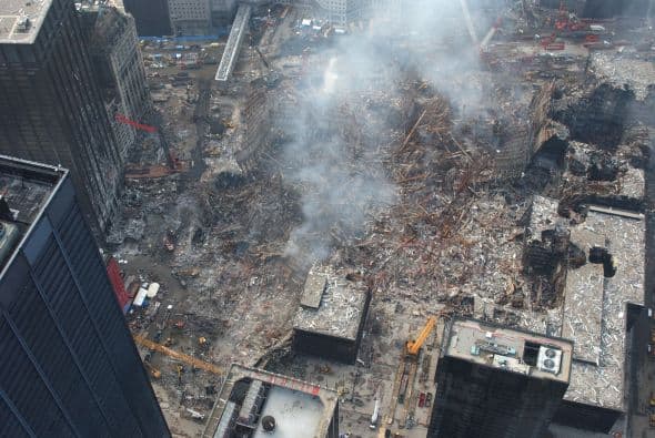 El 11 de septiembre Estados Unidos fue víctima de horrendos ataques terroristas: Al Qaeda secuestró e impactó cuatro aviones contra varios objetivos y que causaron la muerte y destrucción, siendo el episodio que precedería a la guerra de Afganistán y a la adopción por el Gobierno estadounidense y sus aliados de la política denominada de Guerra contra el terrorismo. Los atentados fueron cometidos por diecinueve miembros de la red yihadista Al-Qaida,1 divididos en cuatro grupos de secuestradores, cada uno de ellos con un terrorista piloto que se encargaría de pilotar el avión una vez ya reducida la tripulación de la cabina. Los aviones de los vuelos 11 de American Airlines y 175 de United Airlines fueron los primeros en ser secuestrados, siendo ambos estrellados contra las dos torres gemelas del World Trade Center, el primero contra la torre Norte y el segundo poco después contra la Sur, provocando que ambos rascacielos se derrumbaran en las dos horas siguientes.2 3 El tercer avión secuestrado pertenecía al vuelo 77 de American Airlines y fue empleado para ser impactado contra una de las fachadas del Pentágono, en Virginia. El cuarto avión, perteneciente al vuelo 93 de United Airlines, no alcanzó ningún objetivo al resultar estrellado en campo abierto, cerca de Shanksville, en Pensilvania, tras perder el control en cabina como consecuencia del enfrentamiento de los pasajeros y tripulantes con el comando terrorista.