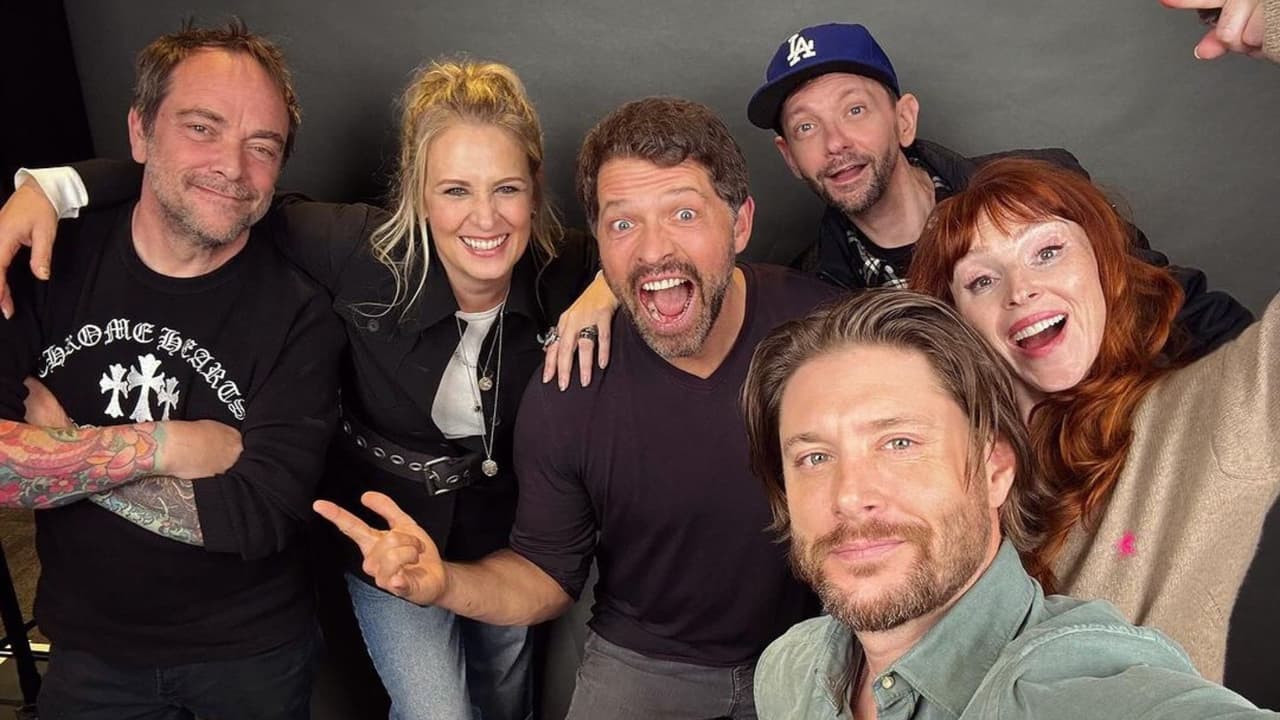 Samantha Smith y Mark Sheppard con parte del elenco de ‘Supernatural’.