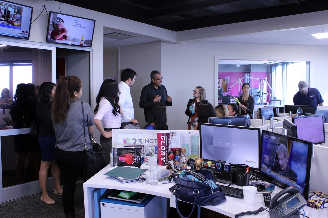 Manuel Moreno, productor ejecutivo de Noticias 23 aconsejando a las productoras Maritza Esquivel y Katy Hancock.