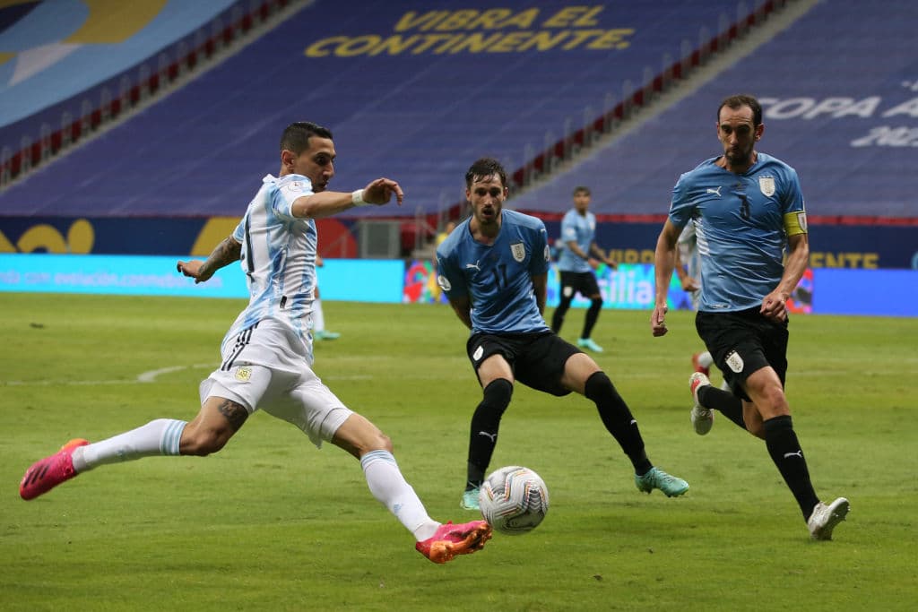 Con gran testarazo de Guido Rodríguez, Argentina logra vencer 1-0 a Urguay y comparten el liderato del grupo A junto a Chile.