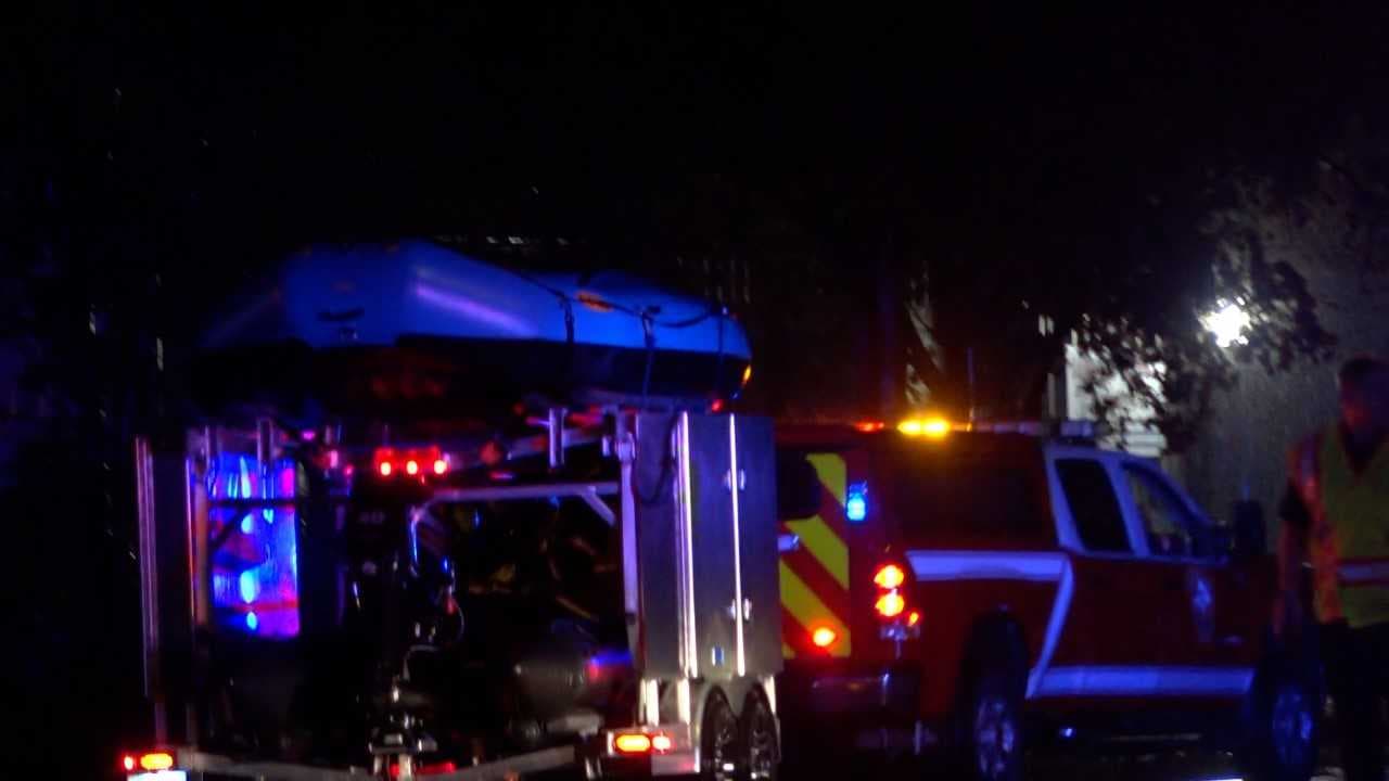 El agua no dejó descansar a varios residentes en Lewisville.