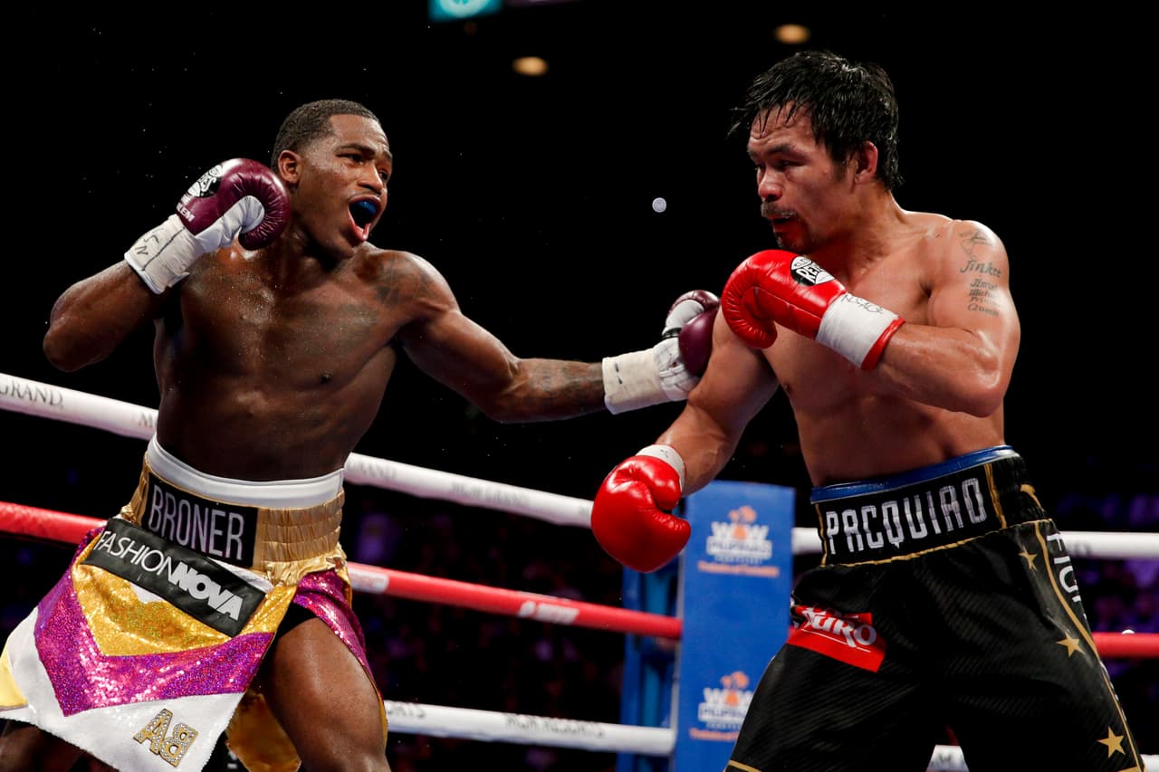 Ante más de 14 mil espectadores en el MGM Grand Garden Arena, Manny Pacquiao (derecha) venció por decisión unánime a Adrien Broner (izquierda) en su defensa del título mundial wélter de la AMB.