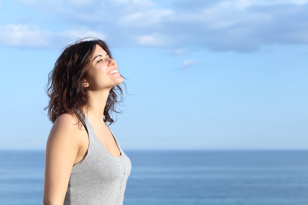 Saldrás airosamente de las pruebas. En el aspecto amoroso tiendes a estar hipersensitivo así que no te sientas mal si escuchas algo que te inquiete, recuerda que a veces las personas dicen cosas bajo un impulso emocional, pero realmente no las sienten. Felizmente el aumento de tu empatía te ayudará a ponerte en el lugar ajeno y a vivir plenamente tu vida.