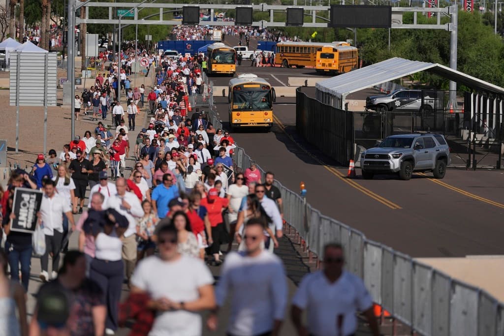 Personas abandonan el monumento en memoria del activista conservador Charlie Kirk, el domingo 21 de septiembre de 2025, en el Estadio State Farm de Glendale, Arizona. (Foto AP/Jae C. Hong)