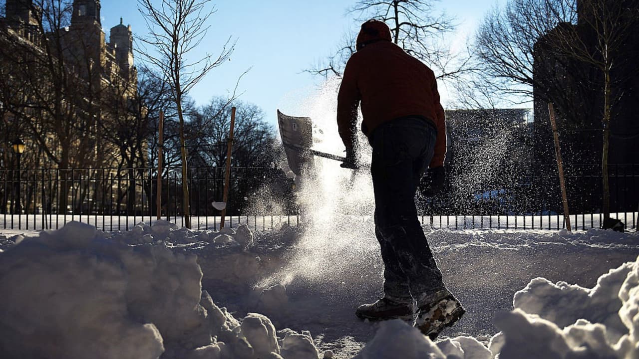 La nieve les da trabajo: hispanos encuentran una oportunidad para llevar comida a la mesa