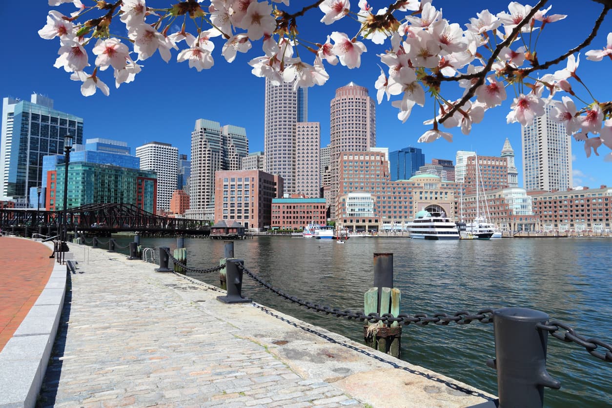 <b>En Boston, Massachusetts</b>
<br>
<br>🔘 El ingreso medio en esta ciudad es de $76,298 al año.
<br>🔘 El ingreso que se recomienda tener para poseer una casa es de $137,849.90
<br>🔘 El ingreso que se recomienda tener si vas a alquilar una vivienda es de $93,401.90