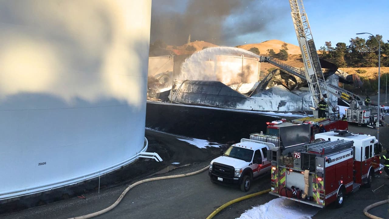 Agentes estatales y federales revisan evidencia digital tras el incendio en una zona de refinerías del este de la Bahía