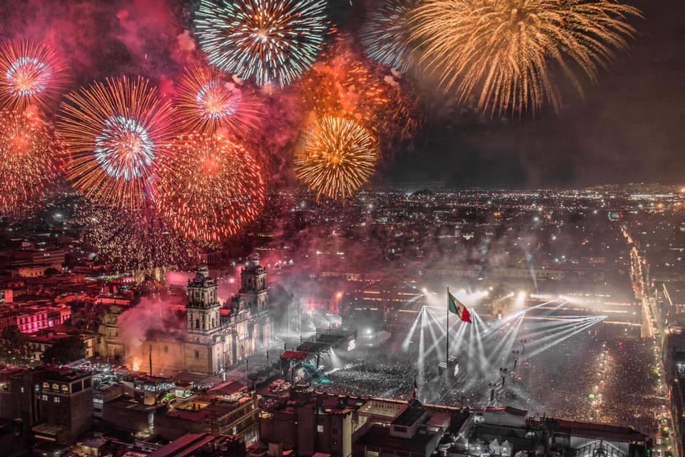 En México, para celebrar este acontecimiento histórico se lleva a cabo una ceremonia liderada por el presidente de la República en la capital del país, en donde se tocan las campanas de Palacio Nacional, haciendo alusión al llamado del cura Miguel Hidalgo y Costilla, al mismo tiempo que se ondea la bandera de México y se brindan respetos a los héroes de la patria.