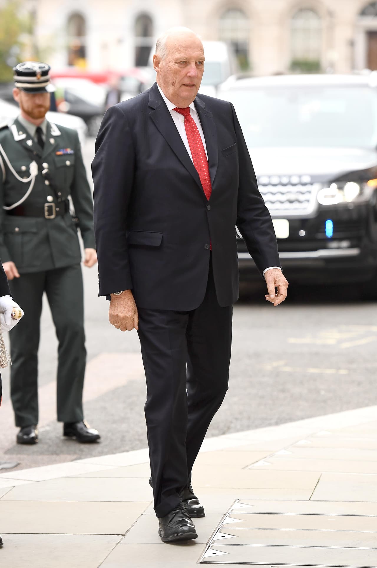 "Muchos de nosotros estamos entrando en el nuevo año con tristeza en nuestros corazones. Estamos fuertemente tocados por la muerte de Ari Behn esta Navidad", señaló el monarca en su discurso reseñado por el portal de noticias 
<b><a href="https://norwaytoday.info/news/king-harald-of-norway-we-are-strongly-influenced-by-ari-behns-death/" target="_blank">Norway Today</a></b>.