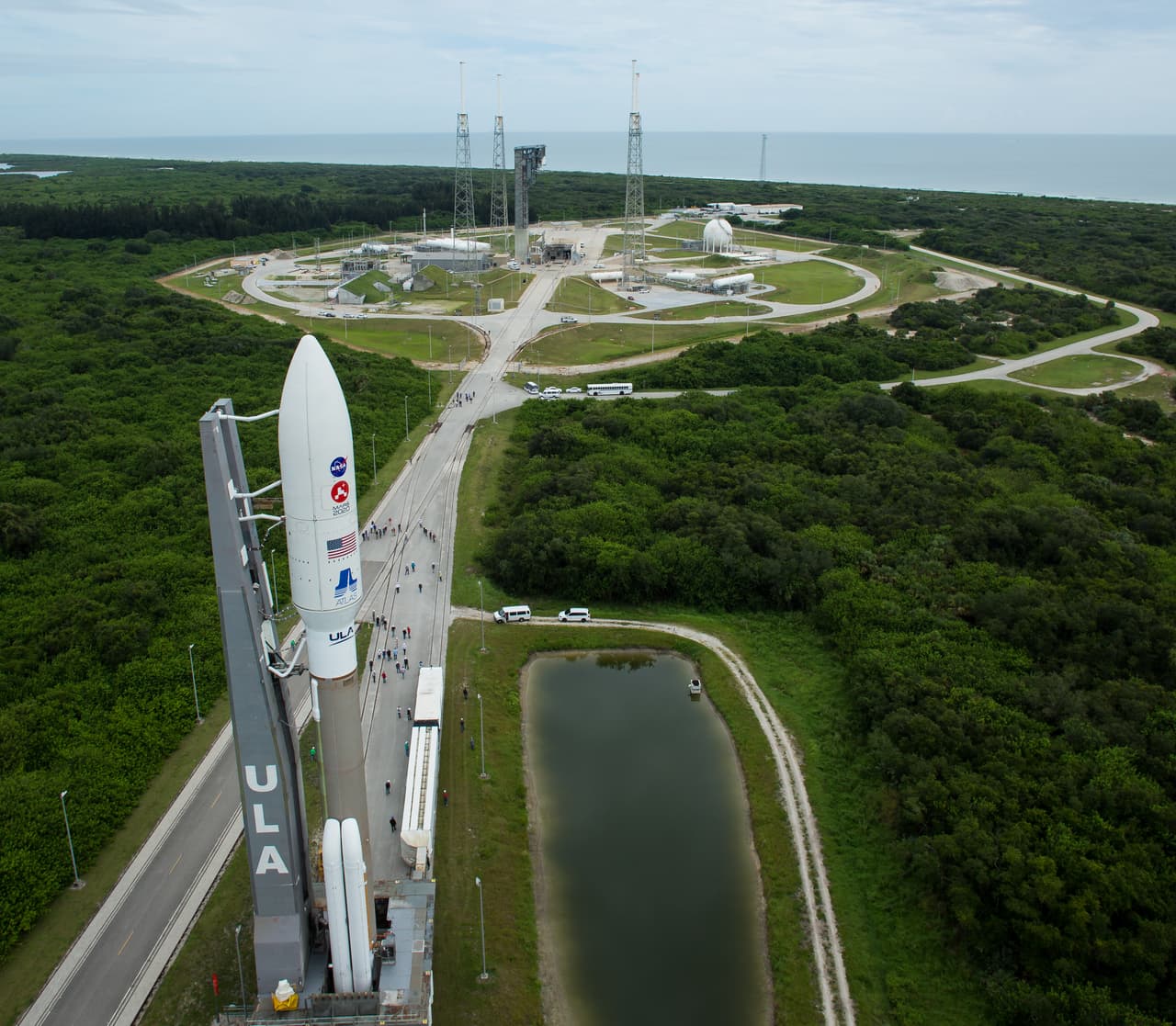 El cohete Atlas V de United Launch Alliance con el vehículo Perseverance de la NASA a bordo, cuando era llevado hasta la plataforma de lanzamiento en Cabo Cañaveral.