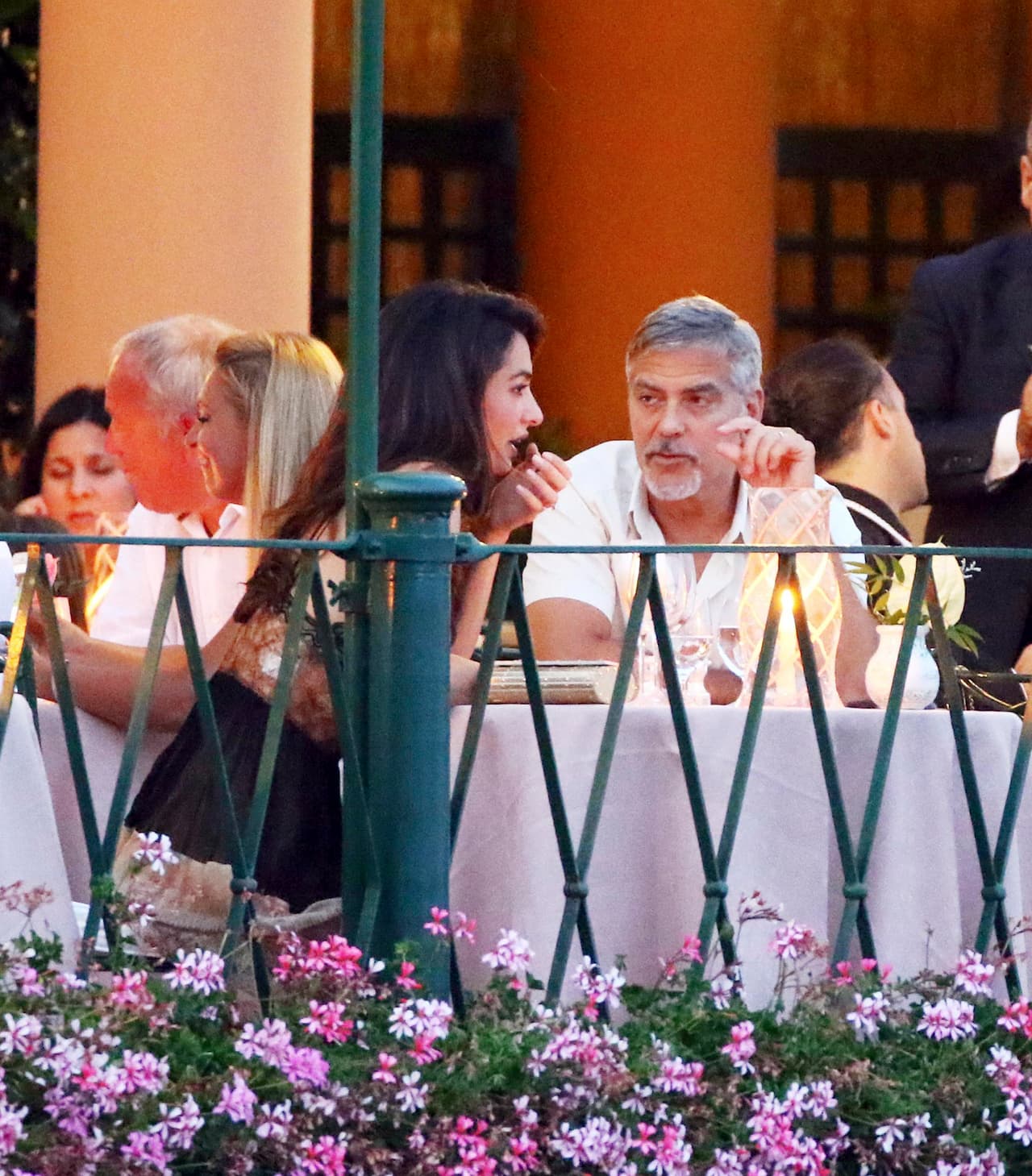 La pareja gozó de su cena a la luz de las velas.