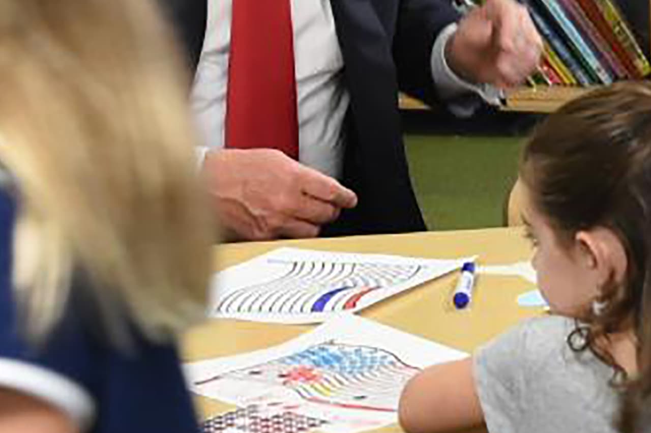 En una breve reunión con algunos pequeños que coloreaban banderas estadounidenses, Donald Trump pintó de azul un espacio que debía ser blanco. El azul en la bandera de EEUU está en la barra gruesa del lado izquierdo, y sobre ella las 50 estrellas que representan a los estados.