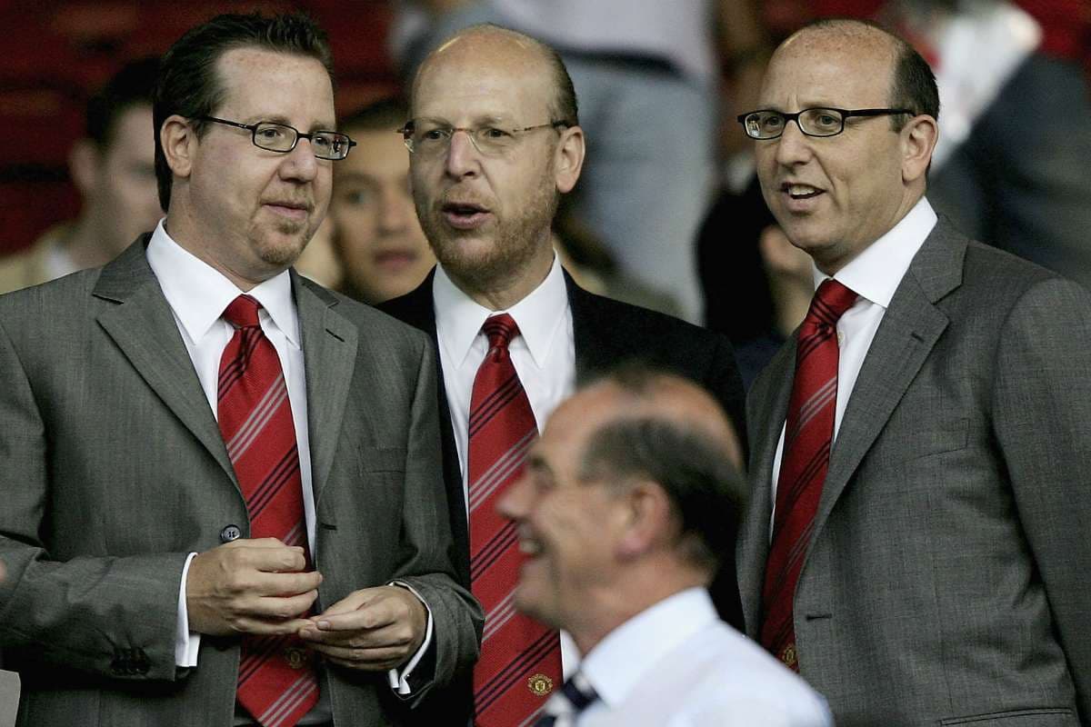 <b>La familia Glazer – Manchester United</b>
<br>La familia tomó el mando en el 2005 y la división entre los fanáticos del equipo fue muy notable. Los negocios en los que se ha involucrado la familia incluyen empresas de atención médica, propiedades e intereses bancarios. Su valor es de $5 billones de dólares.