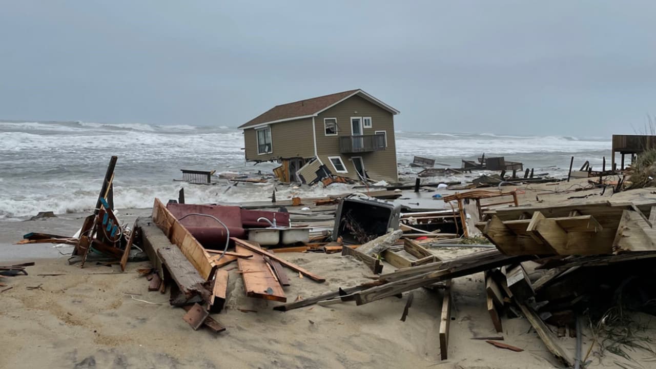 Fotografía tomada el 10 de mayo de 2022, que muestra parte de una casa derrumbada y escombros asociados en el océano y en la playa en 24265 Ocean Drive, Rodanthe.