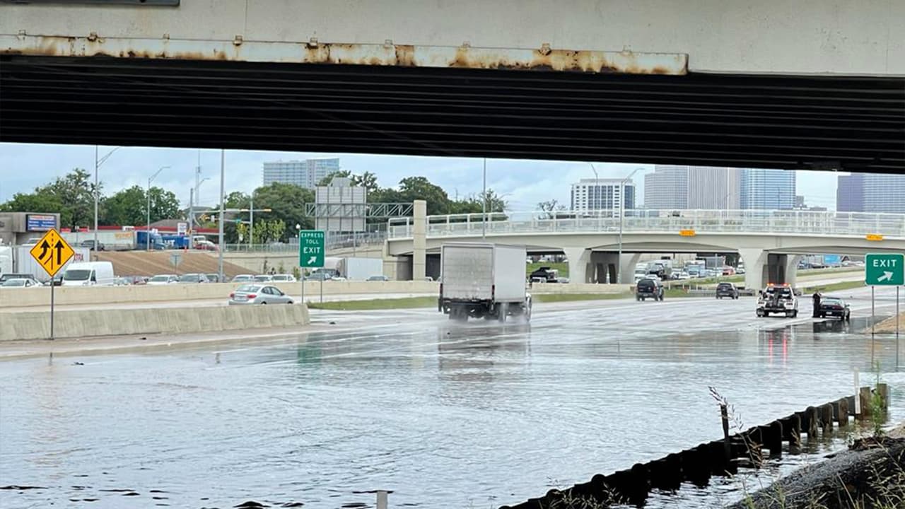 Los bomberos de Houston piden a la ciudadanía no poner en riego a los rescatistas que intentarán ayudar a personas varadas en el agua.