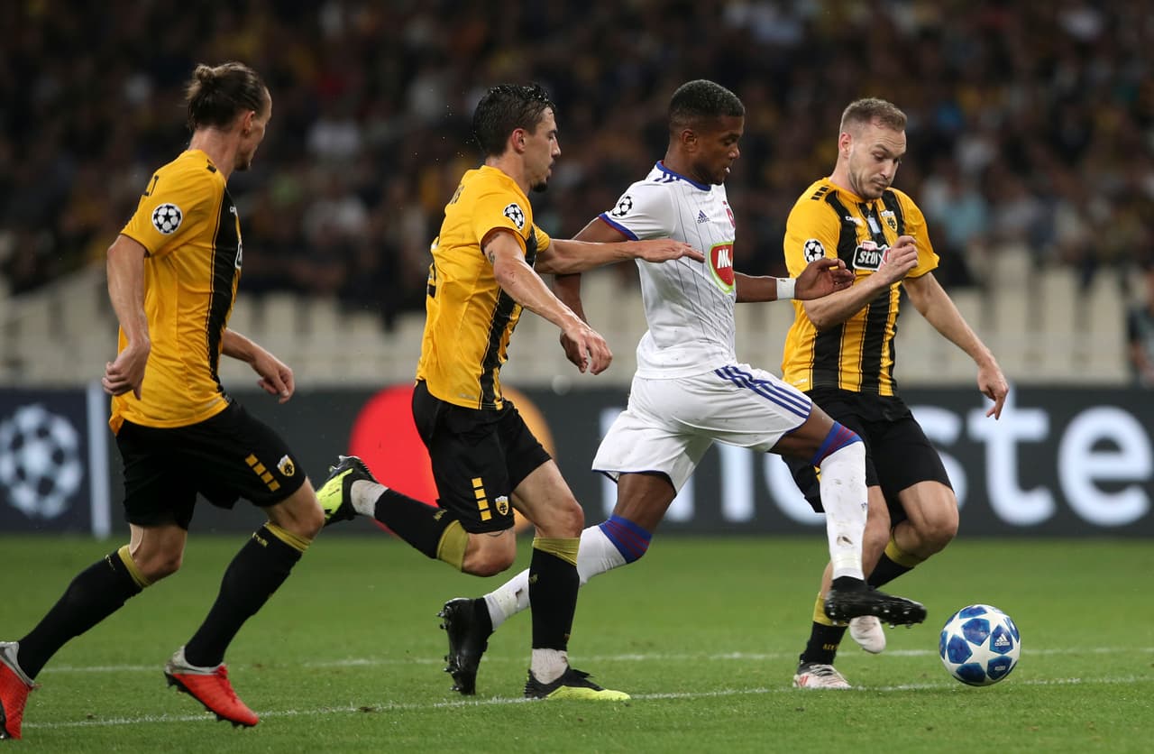 En fotos: el AEK Atenas sufre pero elimina al Vidi y se mete a la Champions League
