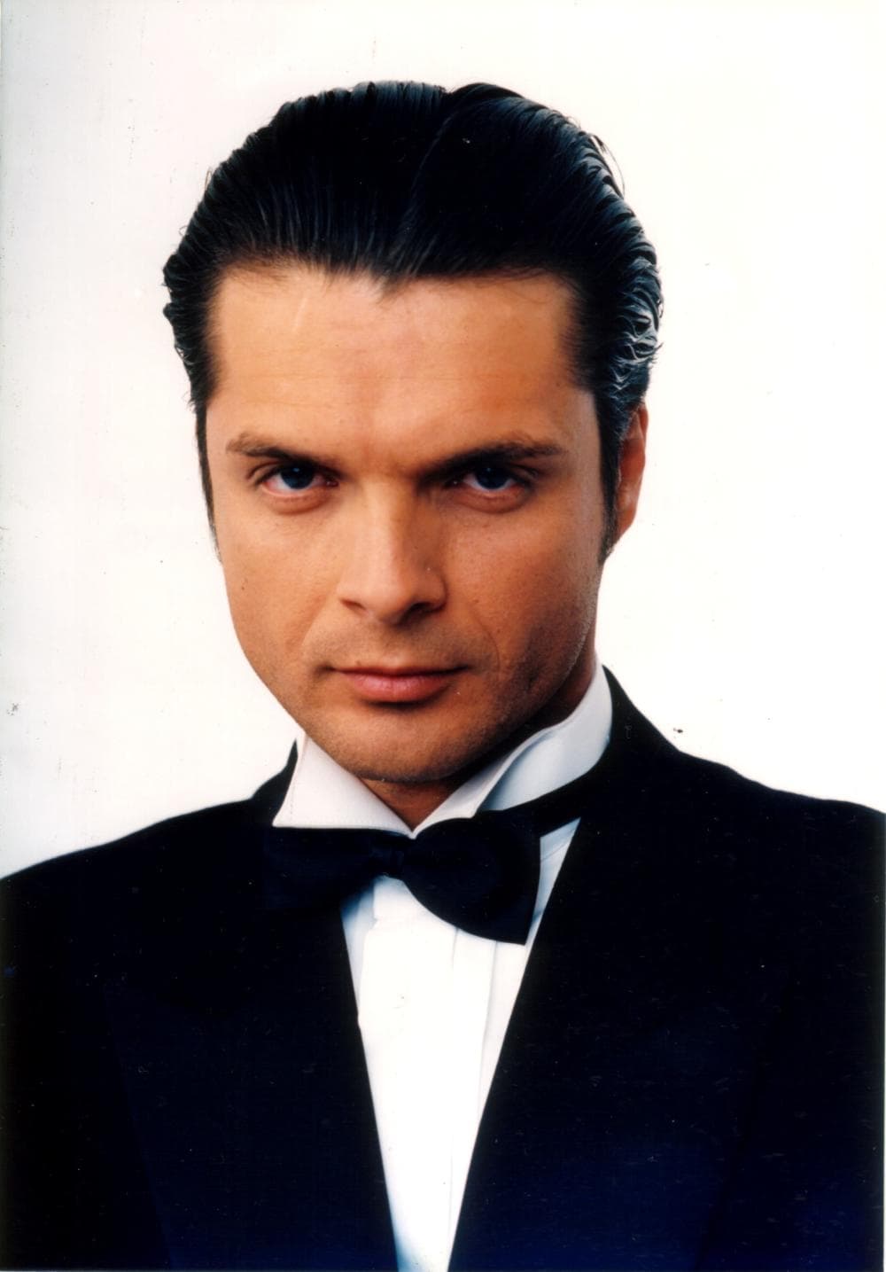 Tres años después se divorciaron. Desafortunadamente Mariana falleció en el 2005.