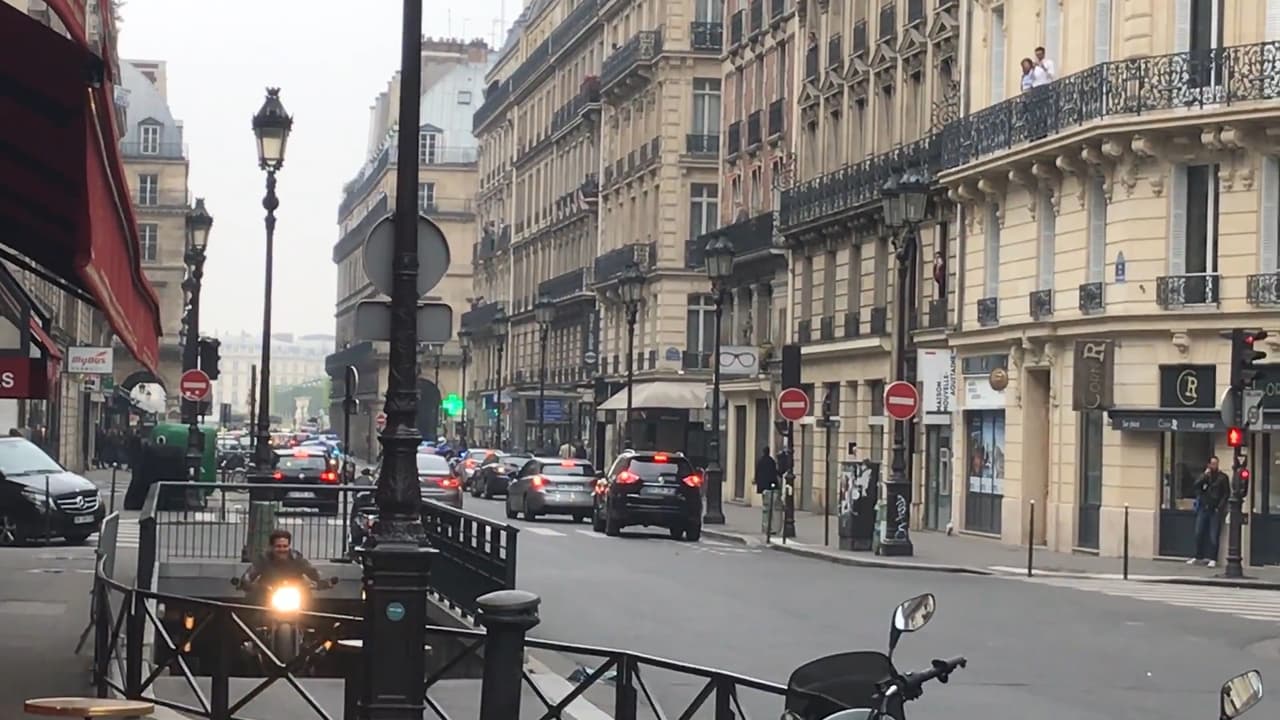 Tom Cruise sorprende a fans emergiendo del suelo encima de una motocicleta en París