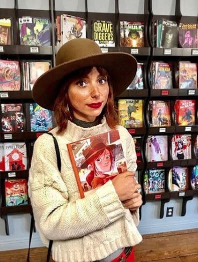 Sorprendida, Natalia posó al lado de la portada de este cómic en la que pareciera que el dibujo está inspirado en el físico y look de la conductora.