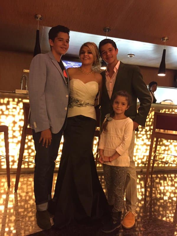 Sin duda el tesoro más preciado para la actriz son sus tres hijos, Roberto Miguel Santamarina Cantoral, Jose Eduardo Santamarina Cantoral y la más pequeña, María Itatí Cruz Cantoral.