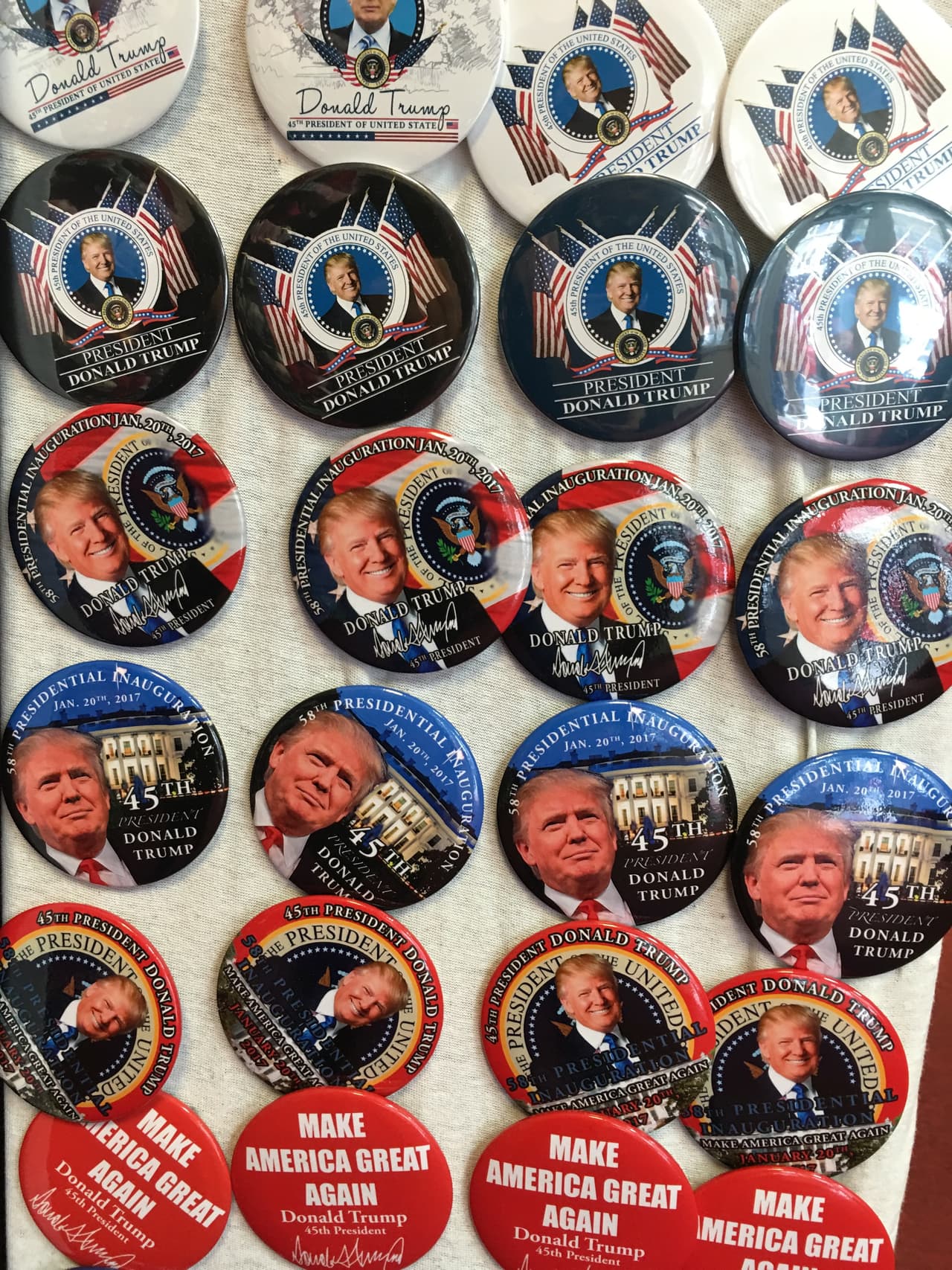 Las calles de DC están invadidas de artículos con el rostro del presidente electo.